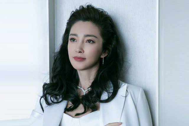 卡戴珊夫妇拥有的金色马桶、假发、镶钻乳头,以及怪异的收藏
